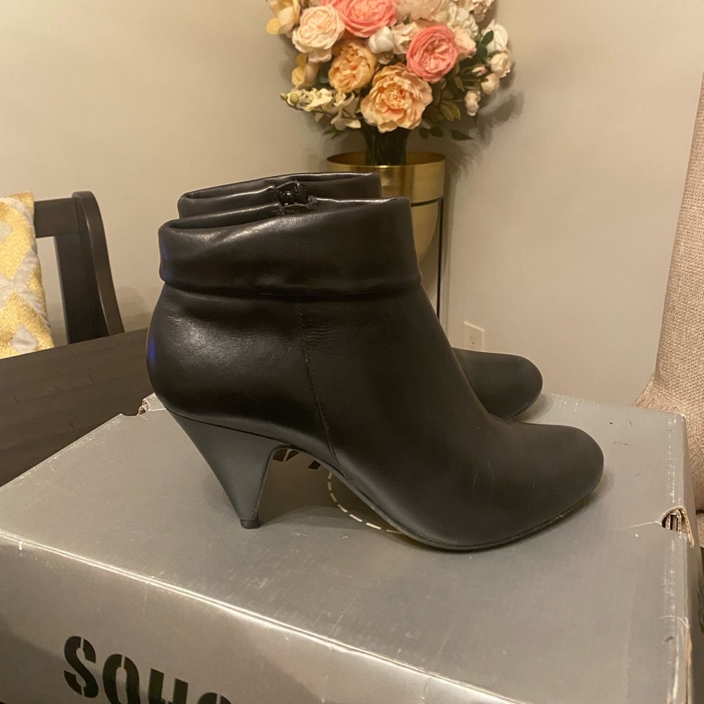 Soho lab black leather cuffed ankle boot size 7
